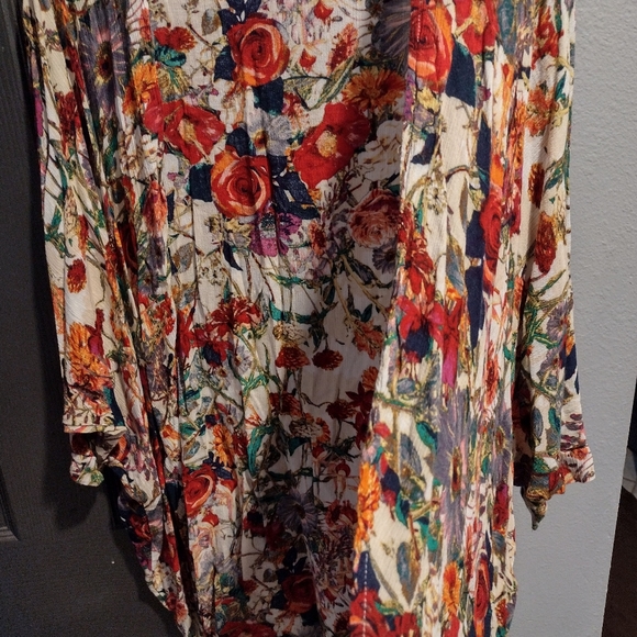 Like New Floral kimono - Picture 10 of 10